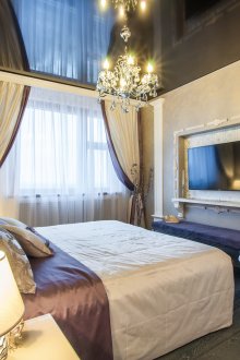 Lustre classique avec plafond tendu noir dans la chambre