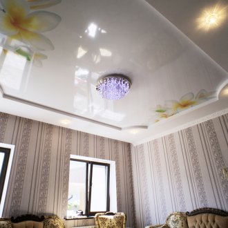 Μωβ πολυέλαιος στο σαλόνι με τέντα τέντωμα