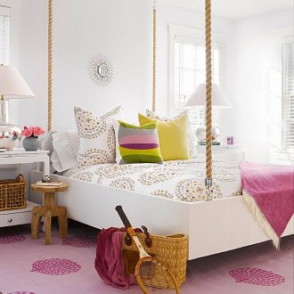 Κρεμαστό λευκό κρεβάτι στο υπνοδωμάτιο