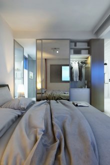 Γκρίζο και λευκό υπνοδωμάτιο με ντουλάπα