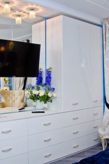 Μπλε και άσπρο σχεδιασμό υπνοδωματίου