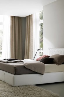 Λευκό και καφέ υπνοδωμάτιο