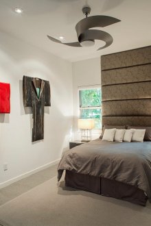 Καφέ και άσπρο υπνοδωμάτιο