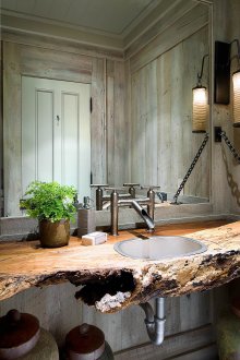 Σαλόνι με στυλ σοφίτας με ξύλινη κορυφή