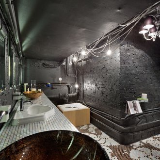 Σαλόνι με στυλ σοφίτα με μαύρους τοίχους και οροφή