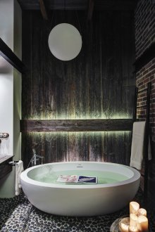 Σαλόνι με στυλ σοφίτας με ξύλινη επένδυση