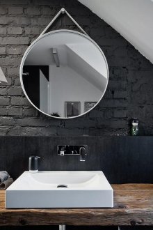 Μαύρο τοίχο από τούβλα στο μπάνιο με σοφίτα