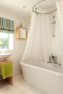 Spotlight σε ένα λευκό μπάνιο χωρίς τουαλέτα