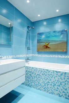 Λευκό και μπλε ναυτικό μπάνιο χωρίς τουαλέτα