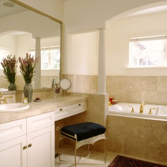 Λευκό και μπεζ μπάνιο χωρίς τουαλέτα