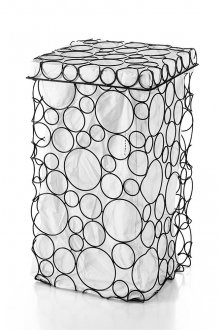 Ασυνήθιστο ασπρόμαυρο καλάθι πλυντηρίων στο μπάνιο