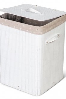 Λευκό ξύλινο καλάθι με πλυντήριο στο μπάνιο