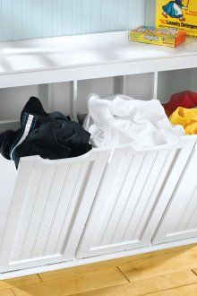 Λευκό ξύλινο καλάθι με πλυντήριο στο μπάνιο