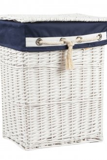 Λευκό ψάθινο καλάθι πλυντηρίου στο μπάνιο