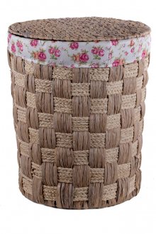 Καφέ ψάθινο καλάθι πλυντηρίου στο μπάνιο