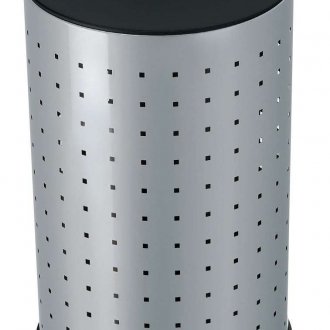 Μεταλλικό καλάθι πλυντηρίου στο μπάνιο