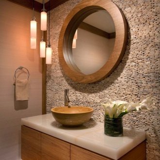 Καφέ διακοσμητική πέτρα στο σχεδιασμό του μπάνιου