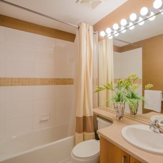 Μπεζ και λευκό σχέδιο τοίχου μπάνιου