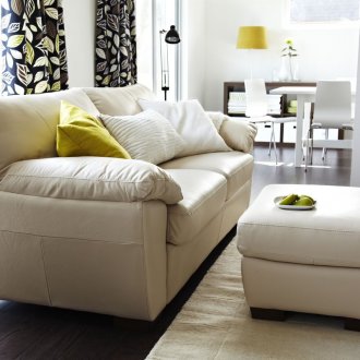 Μπεζ δερμάτινο οθωμανικό στο εσωτερικό του καθιστικού