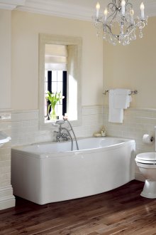 Ασημένιος νεοκλασικός πολυέλαιος στο μπάνιο