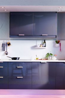 Όμορφα αξεσουάρ σε μια μαύρη και άσπρη κουζίνα