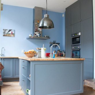 Όμορφα αξεσουάρ στη μπλε κουζίνα