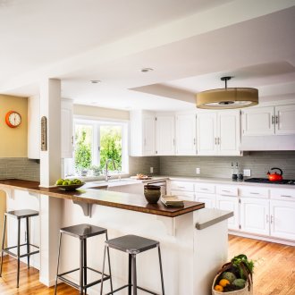 Κομψό πάγκο μπαρ στην κουζίνα