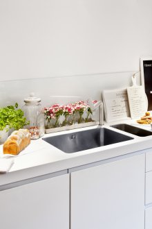 Όμορφη σχεδίαση του χώρου εργασίας της κουζίνας