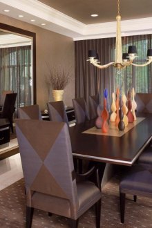 Σκούρες κουρτίνες οργάντζα στην τραπεζαρία