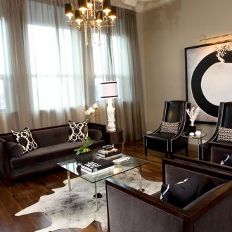 Γκρίζες κουρτίνες οργάντζα στο σαλόνι