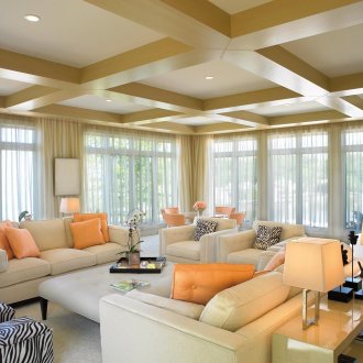 Κρέμα organza κουρτίνες στο μεγάλο σαλόνι