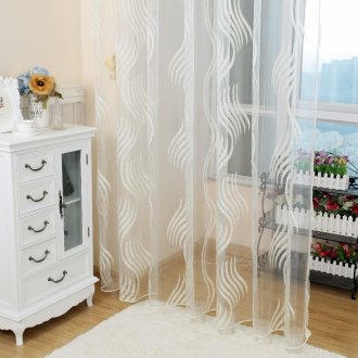 Λευκές κουρτίνες οργάντζα στο υπνοδωμάτιο