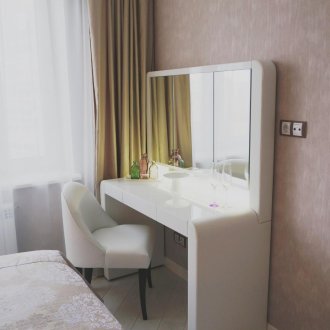 Λευκές κουρτίνες από οργανζέ και κουρτίνες από μαύρη μουστάρδα στην κρεβατοκάμαρα