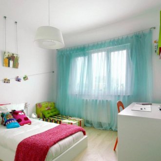 Τυρκουάζ κουρτίνες οργάντζα στο νηπιαγωγείο