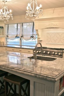 Ρωμαϊκή κουρτίνες οργάντζα στην κουζίνα