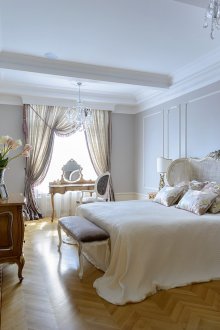 Κρύσταλλο πολυέλαιος σε ένα κλασικό υπνοδωμάτιο