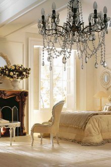 Σκούρο πολυέλαιο σε ένα μπεζ κλασικό υπνοδωμάτιο