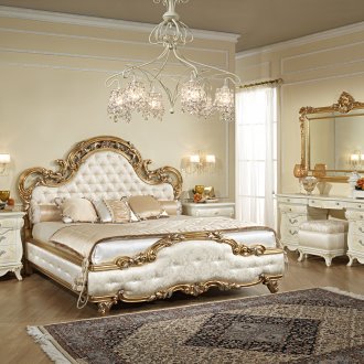 Μεγάλος πολυέλαιος σε ένα κλασικό εσωτερικό υπνοδωμάτιο