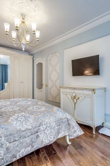 Πολυέλαιος σε ένα μπλε κλασικό υπνοδωμάτιο