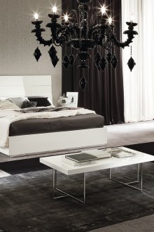 Μαύρος πολυέλαιος σε μοντέρνο υπνοδωμάτιο