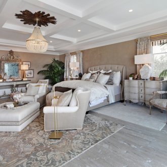 Πολυέλαιος στο υπνοδωμάτιο σε μπεζ χρώματα.