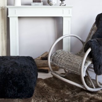 Γκρίζα καρέκλα στο καθιστικό