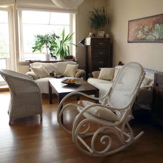 Λευκή κουνιστή καρέκλα στο σαλόνι