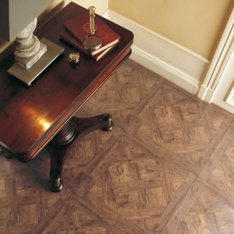 Καλλιτεχνικό φυλλόμορφο κάτω από ένα δέντρο στο διάδρομο