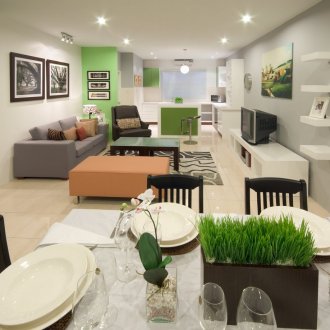 Τηλεόραση σε ράφι στο σαλόνι-κουζίνα