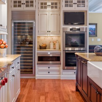 Τηλεόραση σε μια άνετη κουζίνα