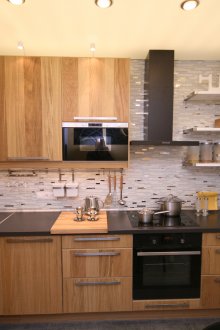 Μικρή λευκή τηλεόραση στην κουζίνα