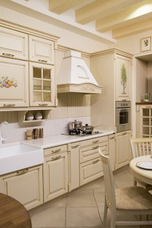 Ψηλά τοποθετημένη τηλεόραση στην κουζίνα