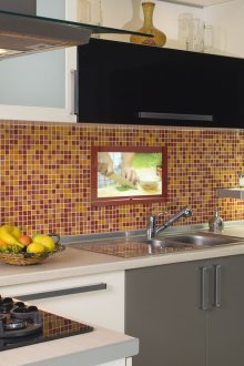 Τηλεόραση πάνω από το νεροχύτη στην κουζίνα