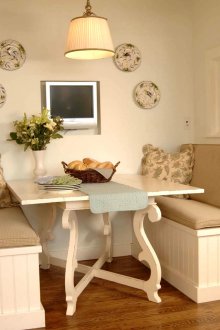 Μικρή τηλεόραση στην τραπεζαρία στην κουζίνα